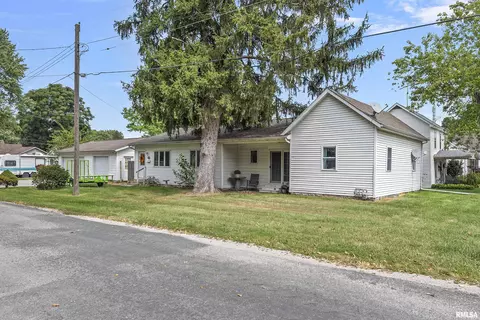 400 N 1st St, Auburn, IL 62615