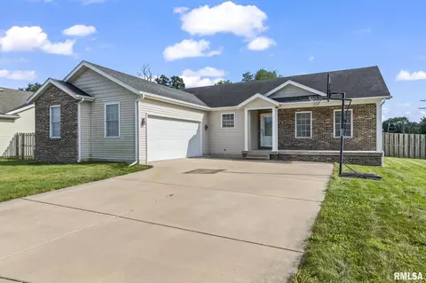 700 Breann Dr, Riverton, IL 62561