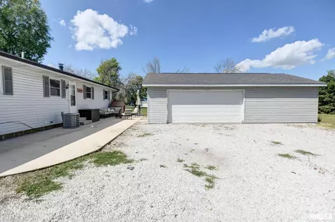 1905 W Vandeveer St, Taylorville, IL 62568