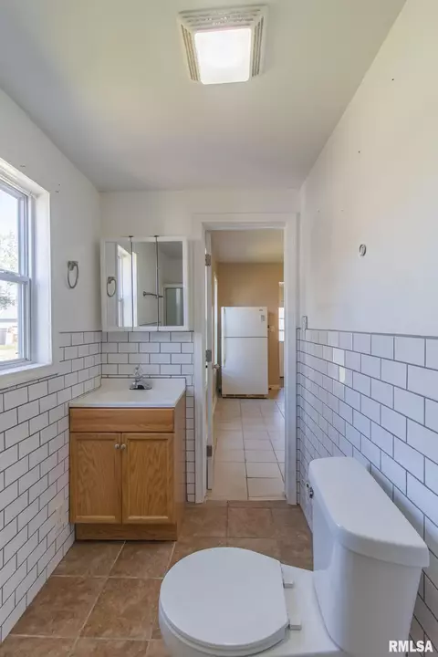 559 E Pine St, Canton, IL 61520 photo 12