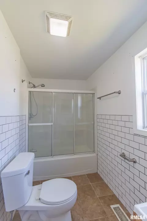 559 E Pine St, Canton, IL 61520 photo 11
