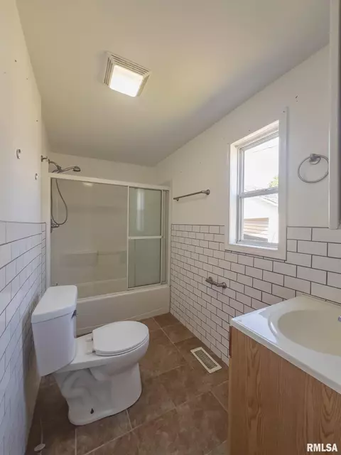 559 E Pine St, Canton, IL 61520 photo 4