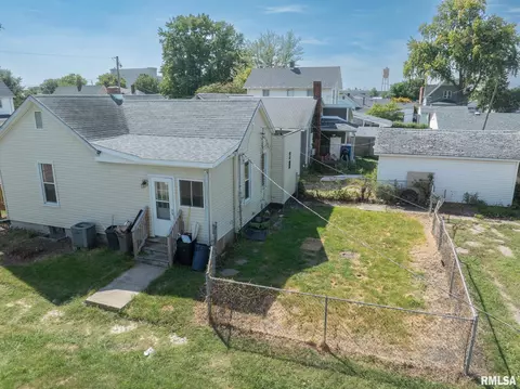 559 E Pine St, Canton, IL 61520 photo 3