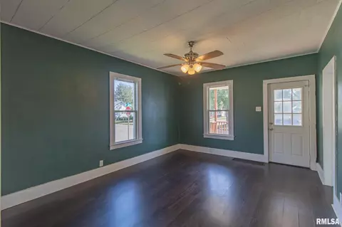 559 E Pine St, Canton, IL 61520 photo 9