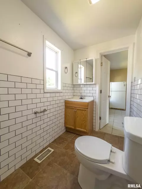 559 E Pine St, Canton, IL 61520 photo 13