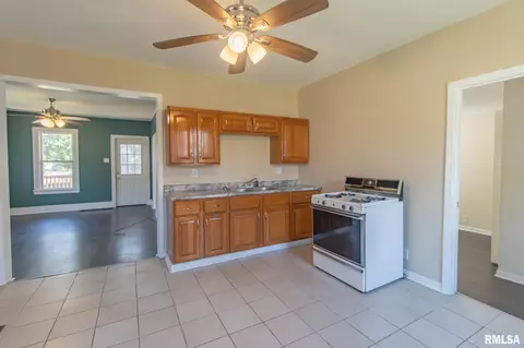 559 E Pine St, Canton, IL 61520 photo 7