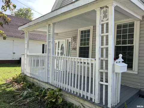 437 S Mauvaisterre St, Jacksonville, IL 62650