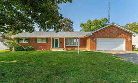 155 Churchill Ln, Lincoln, IL 62656