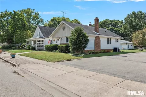 Exterior - 1405 Monument Ave, Springfield, IL 62702 photo 3 of 8