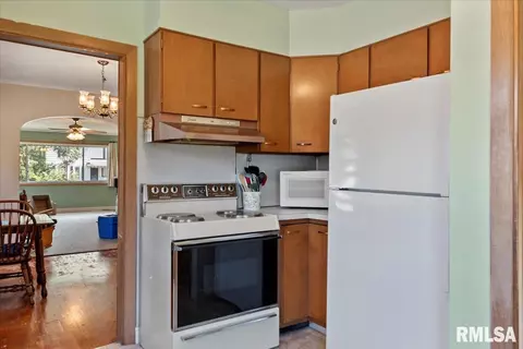 Kitchen - 1405 Monument Ave, Springfield, IL 62702 photo 2 of 3
