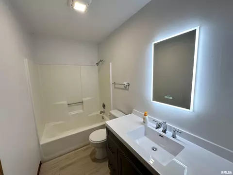 520 Illini Ct, Springfield, IL 62704 photo 1