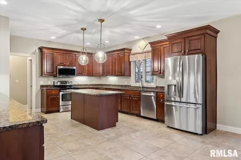 Kitchen - 1801 Blue Stone Dr, Springfield, IL 62711 photo 3 of 5