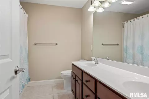 Bath - 1801 Blue Stone Dr, Springfield, IL 62711 photo 2 of 7