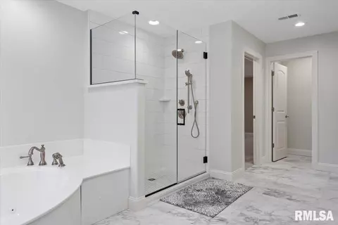 Bath - 1801 Blue Stone Dr, Springfield, IL 62711 photo 6 of 7