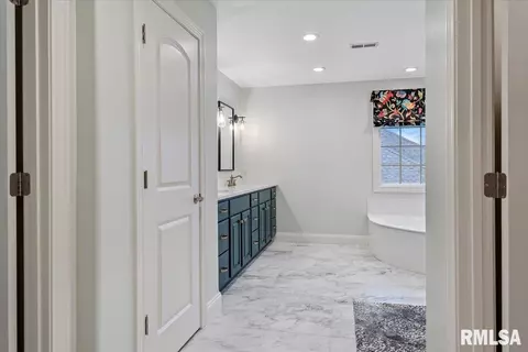 Entry Way - 1801 Blue Stone Dr, Springfield, IL 62711 photo 5 of 6