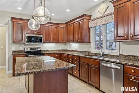 Kitchen - 1801 Blue Stone Dr, Springfield, IL 62711 photo 4 of 5