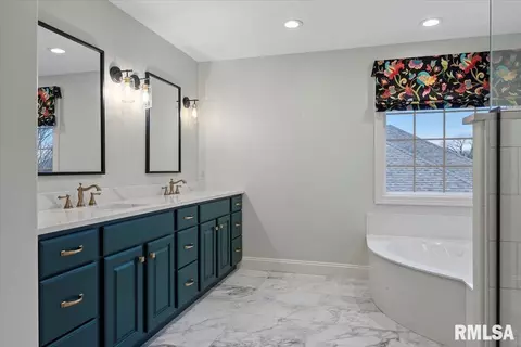 Bath - 1801 Blue Stone Dr, Springfield, IL 62711 photo 4 of 7
