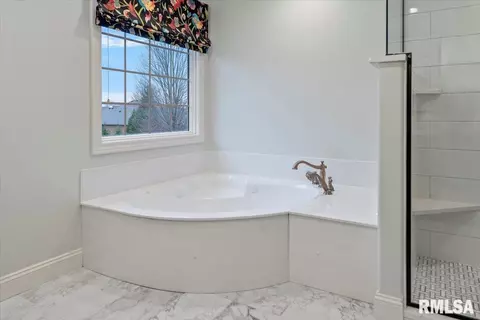 Bath - 1801 Blue Stone Dr, Springfield, IL 62711 photo 5 of 7