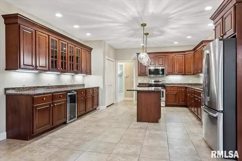 Kitchen - 1801 Blue Stone Dr, Springfield, IL 62711 photo 2 of 5