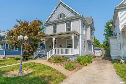 128 9th St, Lincoln, IL 62656