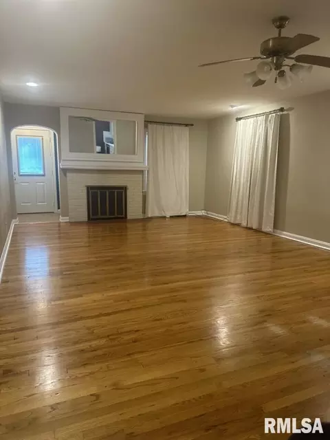 Living - 2029 S Whittier Ave, Springfield, IL 62704 photo 2 of 3
