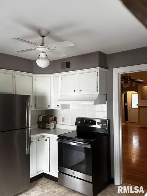 Kitchen - 2029 S Whittier Ave, Springfield, IL 62704 photo 2 of 2