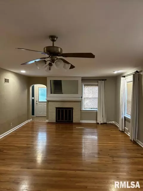Living - 2029 S Whittier Ave, Springfield, IL 62704 photo 1 of 3