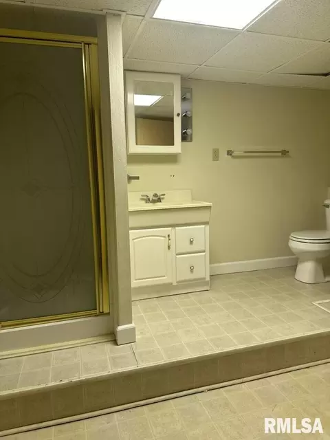 Bath - 2029 S Whittier Ave, Springfield, IL 62704 photo 2 of 2