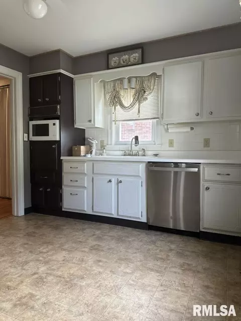 Kitchen - 2029 S Whittier Ave, Springfield, IL 62704 photo 1 of 2