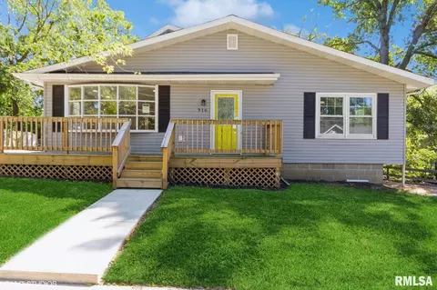 916 E Madison St, Riverton, IL 62561