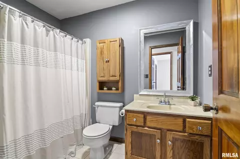 Bath - 1101 Green Meadow Ln, Springfield, IL 62712 photo 3 of 3
