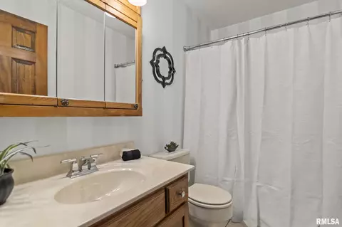 Bath - 1101 Green Meadow Ln, Springfield, IL 62712 photo 2 of 3