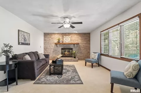 Living - 1101 Green Meadow Ln, Springfield, IL 62712 photo 4 of 5