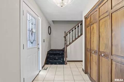Entry Way - 1101 Green Meadow Ln, Springfield, IL 62712 photo 1 of 2