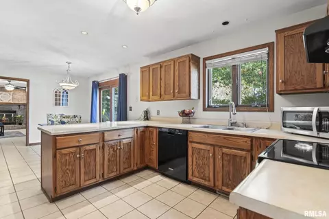 Kitchen - 1101 Green Meadow Ln, Springfield, IL 62712 photo 2 of 4