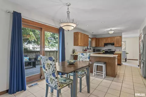 Dining - 1101 Green Meadow Ln, Springfield, IL 62712 photo 4 of 5