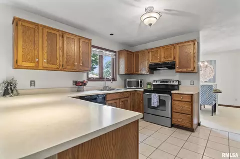 Kitchen - 1101 Green Meadow Ln, Springfield, IL 62712 photo 4 of 4