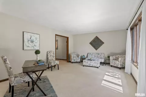 Living - 1101 Green Meadow Ln, Springfield, IL 62712 photo 1 of 5