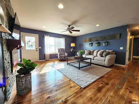 210 Bittersweet St, Payson, IL 62360 photo 3