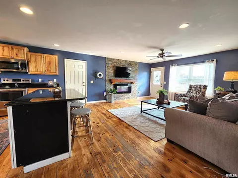 210 Bittersweet St, Payson, IL 62360 photo 5