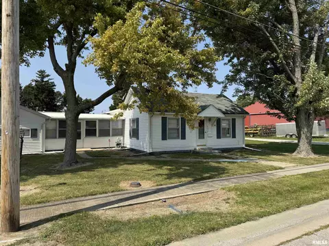 1001 S 6th St, Girard, IL 62640
