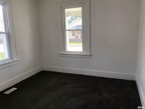 Bedroom - 1137 E Oak, Springfield, IL 62703 photo 1 of 7