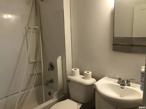 Bath - 1137 E Oak, Springfield, IL 62703 photo 2 of 3
