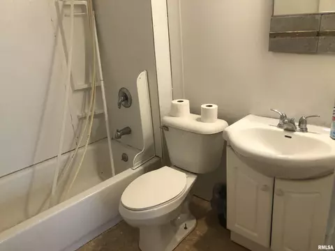 Bath - 1137 E Oak, Springfield, IL 62703 photo 3 of 3
