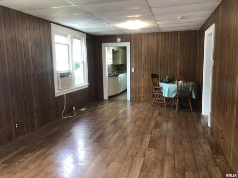 Living - 1137 E Oak, Springfield, IL 62703 photo 2 of 3
