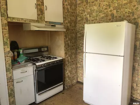 Kitchen - 1137 E Oak, Springfield, IL 62703 photo 2 of 2