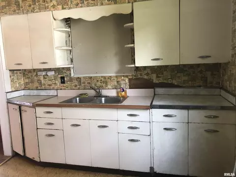 Kitchen - 1137 E Oak, Springfield, IL 62703 photo 1 of 2