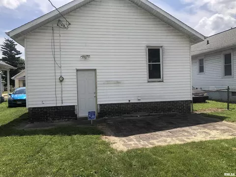 Exterior - 1137 E Oak, Springfield, IL 62703 photo 4 of 6