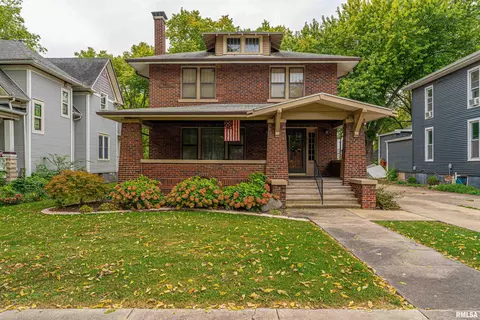 131 9th St, Lincoln, IL 62656