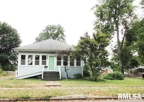 1102 W Vine St, Taylorville, IL 62568